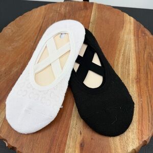 NWOT Calia 2 Pack Studio Socks Grips Black White Yoga Barre Dance Workout ballet